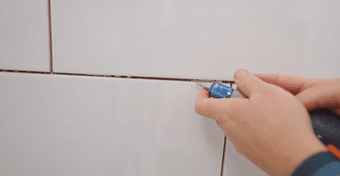 Schimmel in tegelvoegen verwijderen