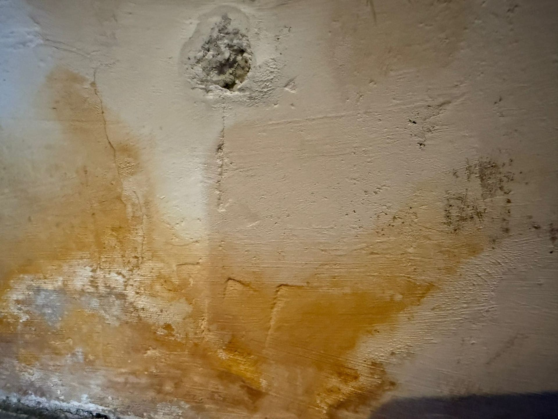 Vochtschade door lekkage in badkamer