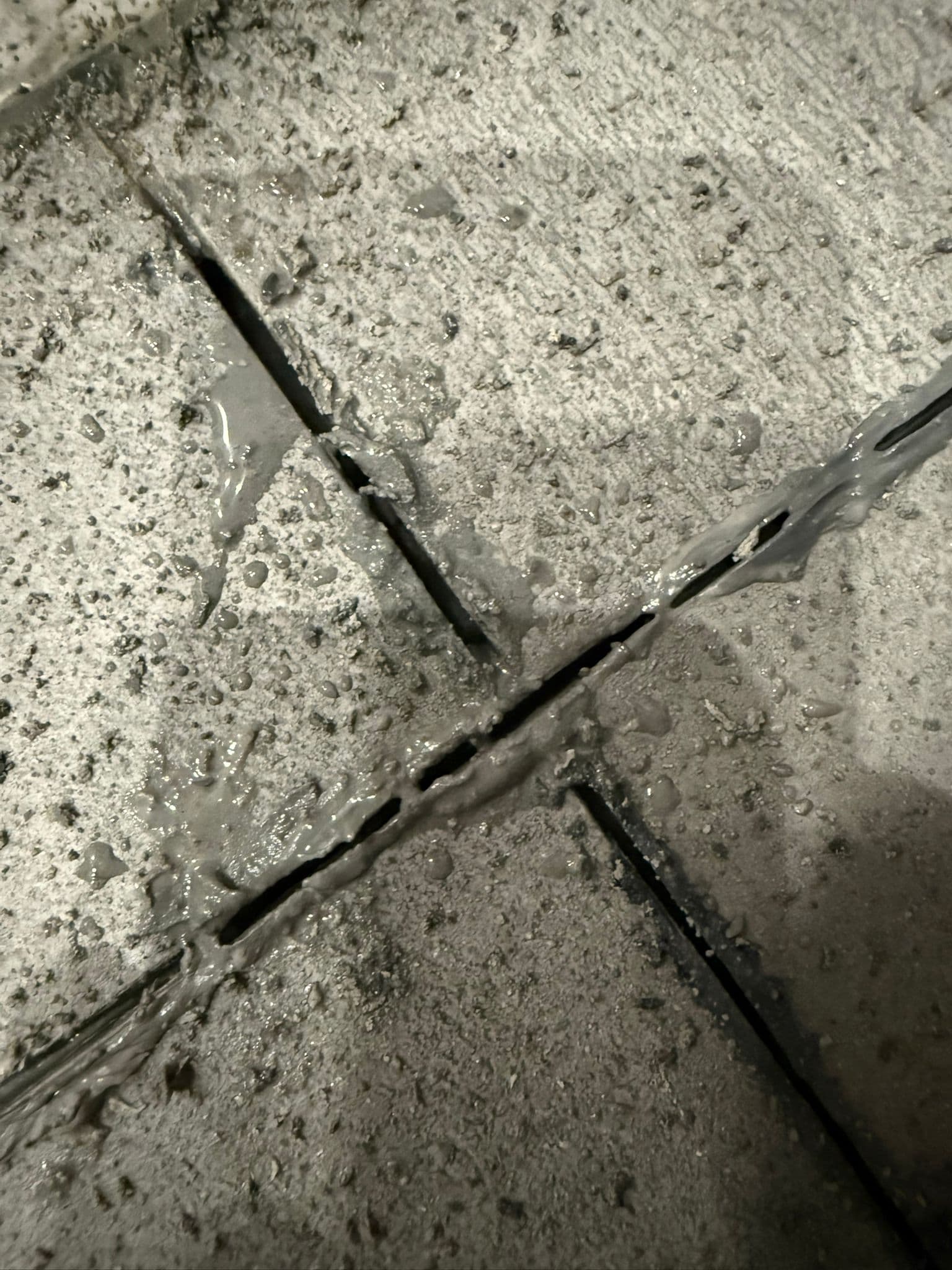 Lekkage door poreuze voegen in badkamer