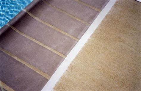 Zwembad met beschadigde tegels en voegen die herstel nodig hebben